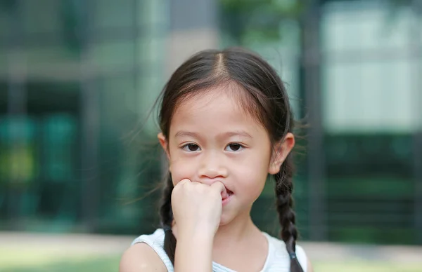 Asiatico Bambina Succhiare Lei Dita All Aperto — Foto Stock