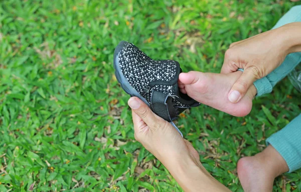 Fermer Les Mains Mère Mettre Petites Chaussures Son Fils Dans — Photo