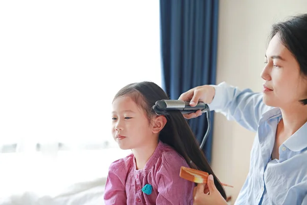 Gadis Asia Kecil Yang Cantik Dengan Rambut Panjang Dan Ibu — Stok Foto