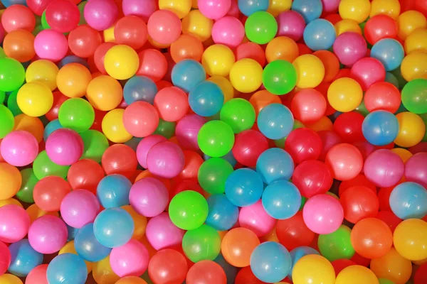 Çocukların Top Havuzuna Bir Bahçesi Birçok Renkli Plastik Topları — Stok fotoğraf