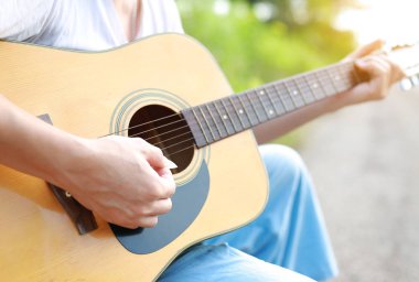 Sabah doğada akustik gitar çalmak.