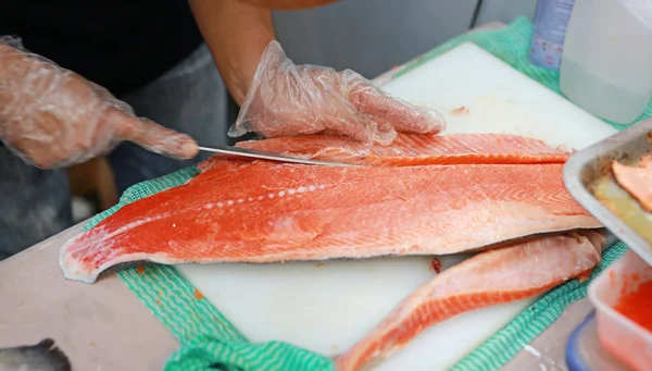 Chef Japonés Rebanando Pescado Crudo Para Sushi Salmón Chef Preparando — Foto de Stock