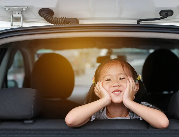 Söt Liten Asiatisk Flicka Tittar Kamera Från Fönstret Bilen Med — Stockfoto