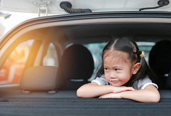 Lilla Leende Asiatiska Barnflicka Tittar Från Halvkombi Dörren Till Bilen — Stockfoto