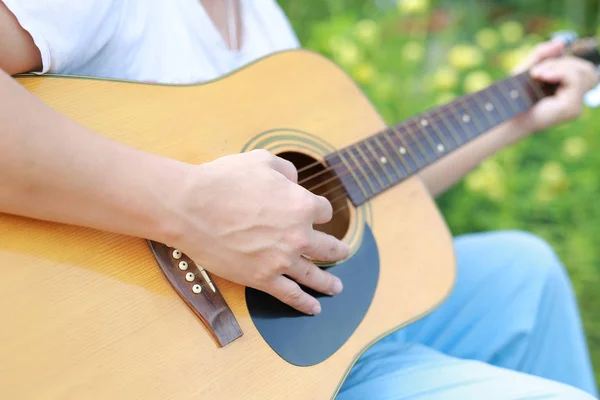 Gitar Çalan Şarkıyı Çalmaya Doğada — Stok fotoğraf
