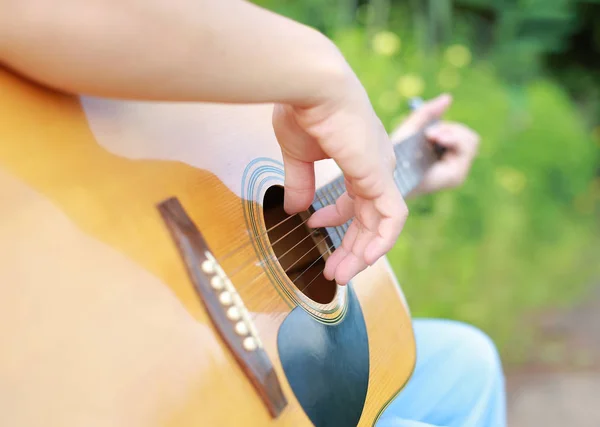 Doğada Akustik Gitar Çalan — Stok fotoğraf