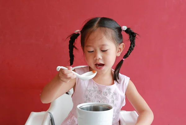 Menina Asiática Comendo Sopa Osso Porco Cadeira Alta Contra Fundo — Fotografia de Stock