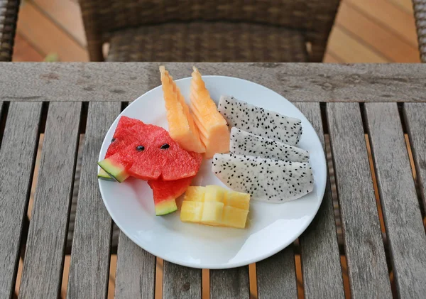 Sortiment Tropischer Früchte Weißem Teller Auf Holztisch — Stockfoto
