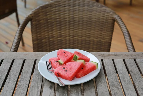 Görögdinnye Szelet Fehér Lemezen Fából Készült Háttér — Stock Fotó