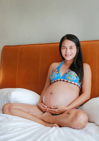 Έγκυος Ασιατική Γυναίκα Κάθεται Στο Κρεβάτι Στο Σπίτι Γυναίκα Εσώρουχα — Φωτογραφία Αρχείου