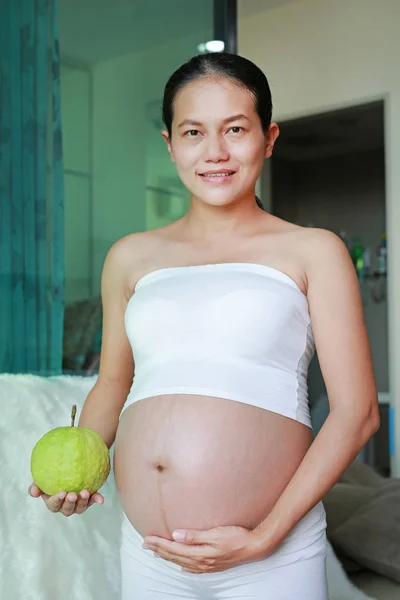 Κρατώντας Γκουάβα Στην Κοιλιά Της Εγκύου Υγιή Αντίληψη — Φωτογραφία Αρχείου