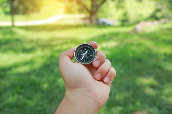 Hand Hält Einen Kompass Vor Dem Hintergrund Der Natur — Stockfoto