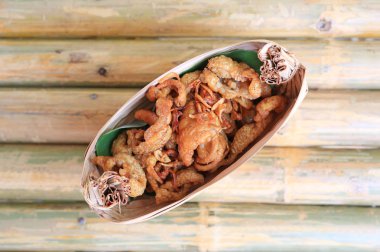 Gevrek Kızarmış Tavuk Skins kuru yaprak kase servis.