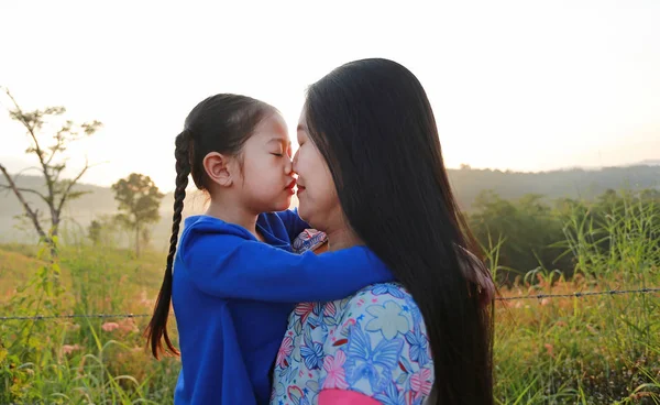 Закройте Азиатскую Мать Дочерей Целующихся Лугу Рассвете — стоковое фото