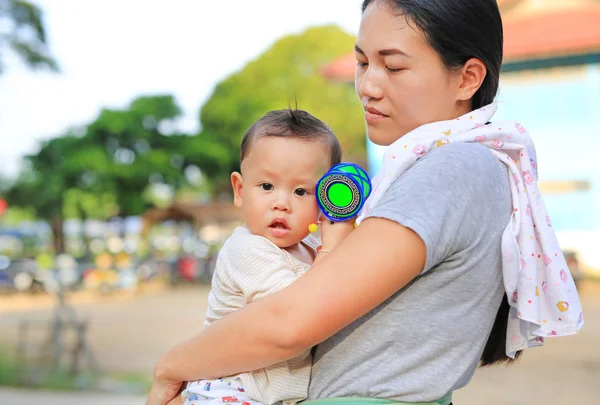 Asiático Madre Llevar Bebé Bebé Niño Aire Libre — Foto de Stock