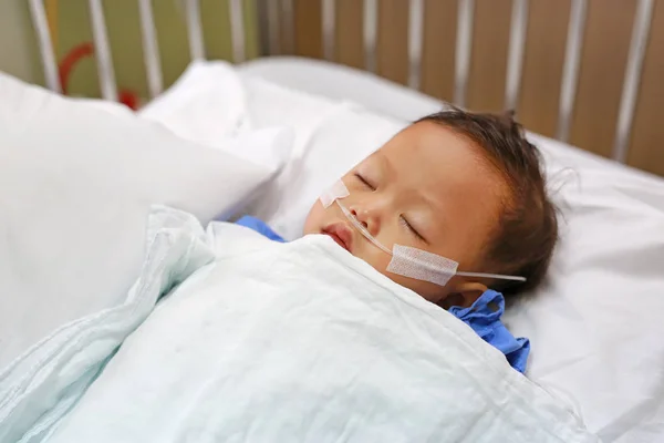 Niño Alrededor Año Edad Que Duerme Cama Del Paciente Con — Foto de Stock