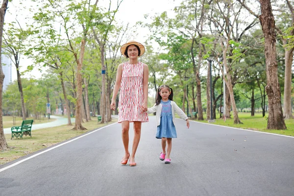 Mutlu Asyalı Anne Kızı Yaz Parkında Sokakta Yürüyüş — Stok fotoğraf