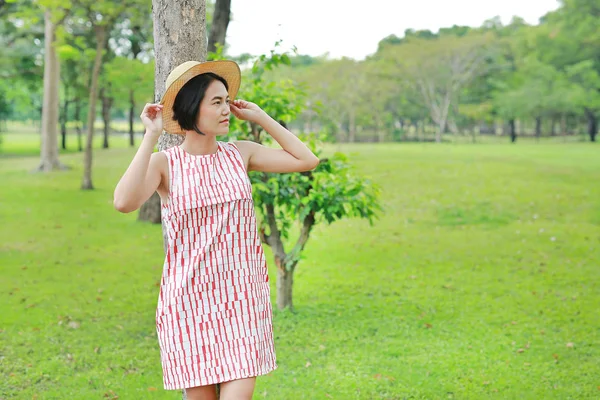 Bela Jovem Ásia Mulher Poses Natureza Parque — Fotografia de Stock