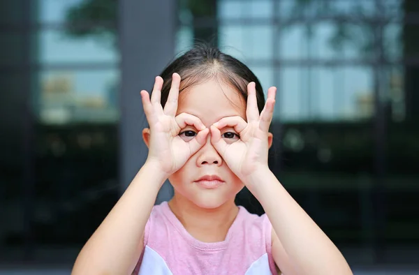 Ritratto Bambina Con Gli Occhiali Mani Davanti Suoi Occhi — Foto Stock