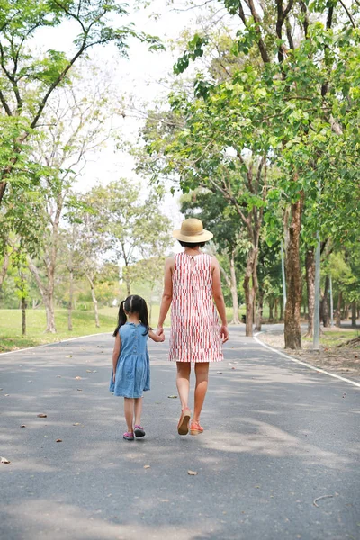 Mutter Und Tochter Auf Der Straße Und Händchen Haltend Naturgarten — Stockfoto