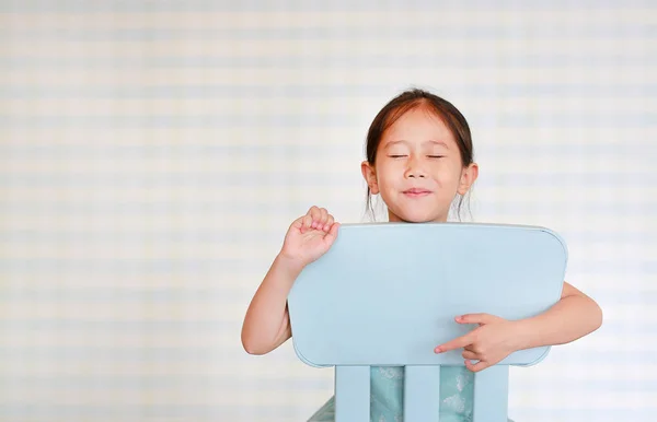 Усміхнений Маленький Азіатських Дитини Дошкільного Дівчина Дитячому Садку Пози Пластиковому — стокове фото