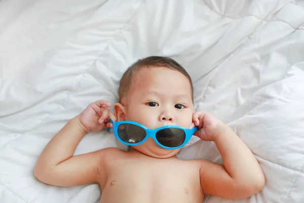 Portret Trochę Asian Baby Boy Okulary Leżącego Białym Kocu Łóżku — Zdjęcie stockowe