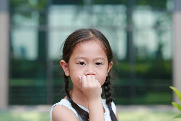 Menina Pretende Chupar Dedos Gestos Das Crianças Que Não Têm — Fotografia de Stock