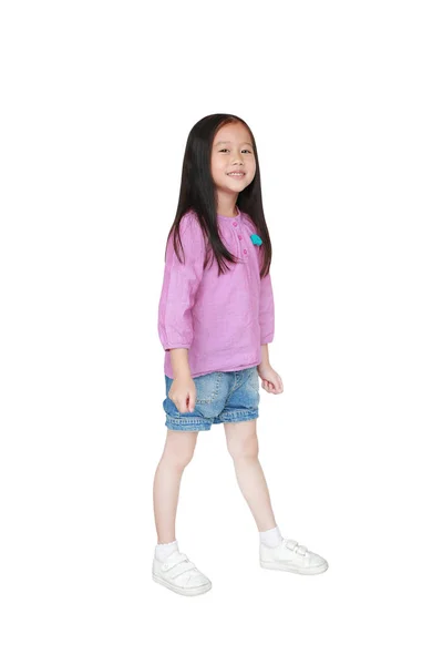 Retrato de niña asiática feliz aislada en la espalda blanca — Foto de Stock