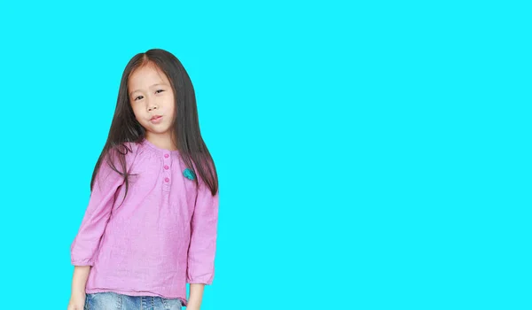 Porträtt Lycklig Liten Asiatisk Barnflicka Isolerad Cyan Bakgrund Med Kopierings — Stockfoto