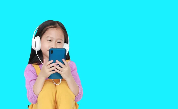 Portret trochę Asian Dziewczyna cieszy słuchanie muzyki przez headphon — Zdjęcie stockowe