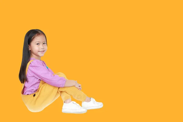 Retrato de menina asiática pequena feliz em rosa-amarelo-ye — Fotografia de Stock