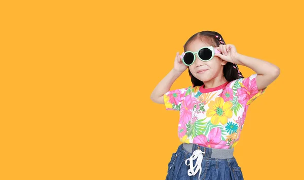 Güzel küçük Asyalı çocuk kız bir çiçek yaz elbise giyiyor bir — Stok fotoğraf