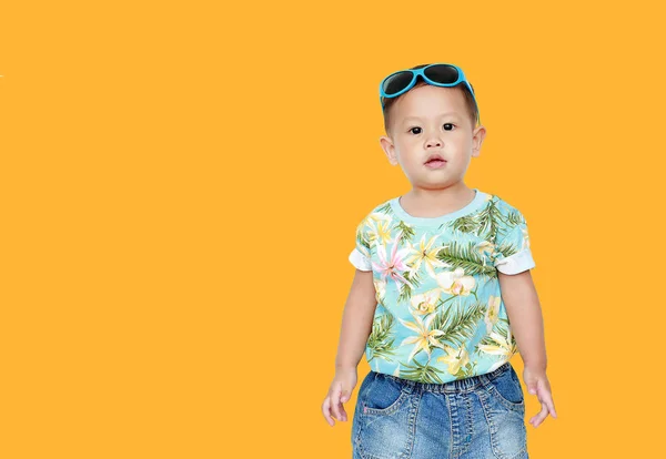 Retrato Pequeno Menino Asiático Vestindo Vestido Verão Flores Óculos Sol — Fotografia de Stock
