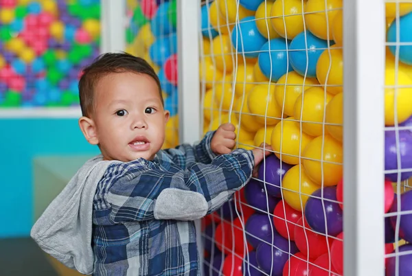 Adorável Menino Brincando Bola Plástico Colorido Gaiola Com Câmera Olhando — Fotografia de Stock