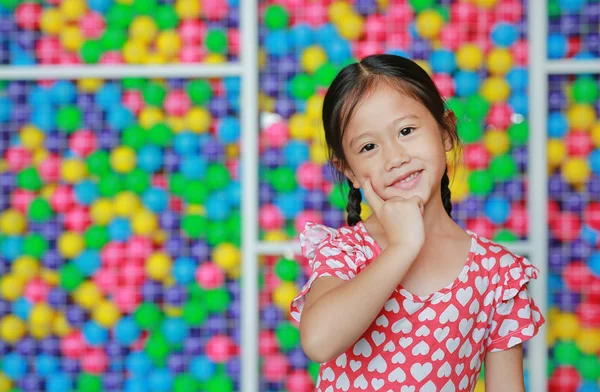 Menina Asiática Pequena Bonita Segurando Dedo Indicador Bochecha Contra Playground — Fotografia de Stock