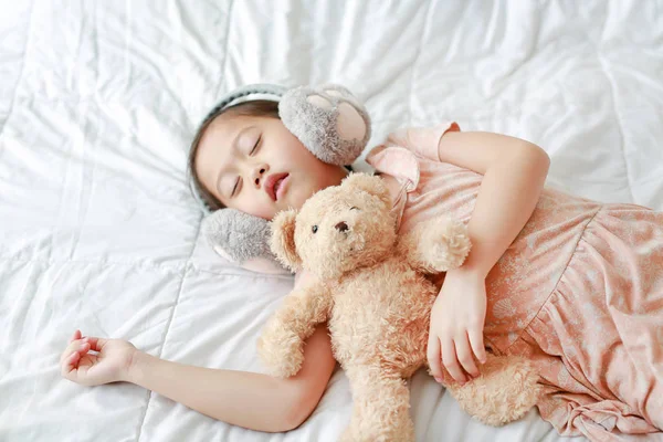 Schattige Kleine Aziatische Meisje Dragen Winter Oor Moffen Met Teddybeer — Stockfoto