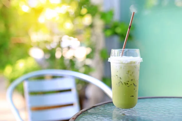 Verde Helado Matcha Latte Con Leche Mesa Silla Contra Fondo —  Fotos de Stock