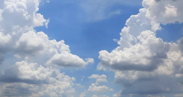 Nuages Pelucheux Blancs Sur Fond Ciel Bleu — Photo