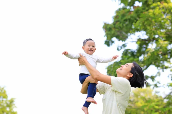 Ibu Asia Yang Lucu Memuntahkan Bayi Laki Laki Yang Bahagia — Stok Foto