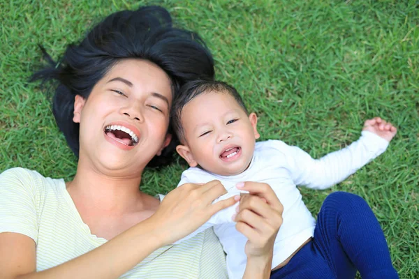 Gelukkige Familie Aziatische Moeder Haar Zoon Liggend Groene Gazon Achtergrond — Stockfoto