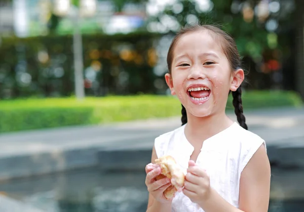 Happy Asian Little Girl Jedzenia Chleba Nadziewane Truskawek Wypełnione Deser — Zdjęcie stockowe