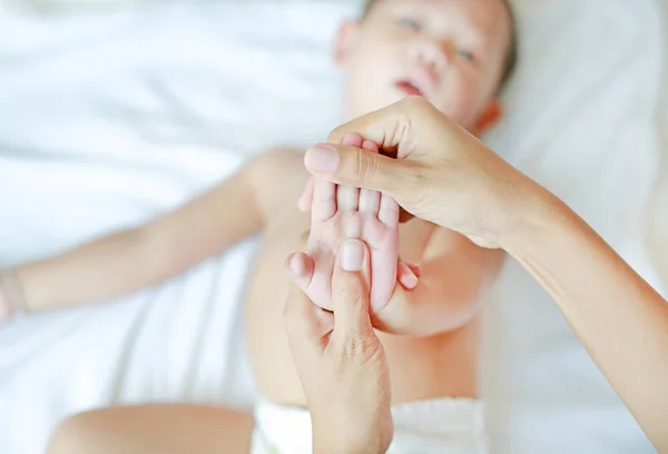 Massagem Mão Para Bebê Infantil Fechar — Fotografia de Stock