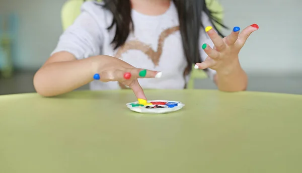 Asiatique Fille Avec Des Doigts Colorés Peints Dans Chambre Des — Photo