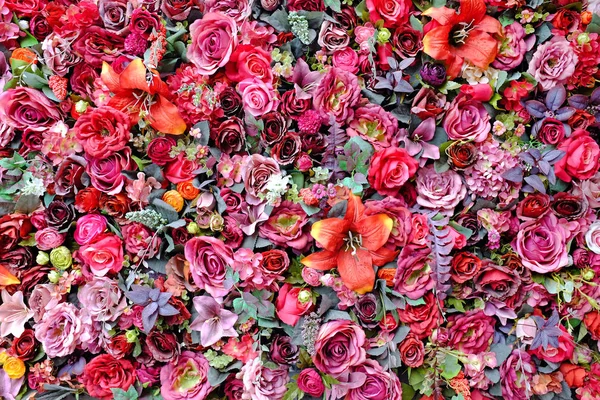 Όμορφα Χρώματα Του Πλαστικού Rose Και Lilly Μπουκέτο Λουλουδιών Διαφορετικά — Φωτογραφία Αρχείου