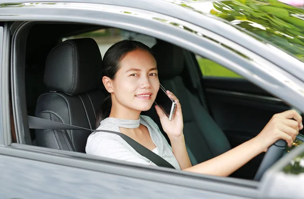 Водій Жінка Використовує Свій Мобільний Телефон Під Час Водіння Автомобіля — стокове фото