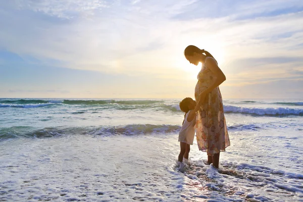 Σιλουέτα Κόρη Ασπαση Έγκυος Μητέρα Χαλάρωση Στην Παραλία Στο Ηλιοβασίλεμα — Φωτογραφία Αρχείου