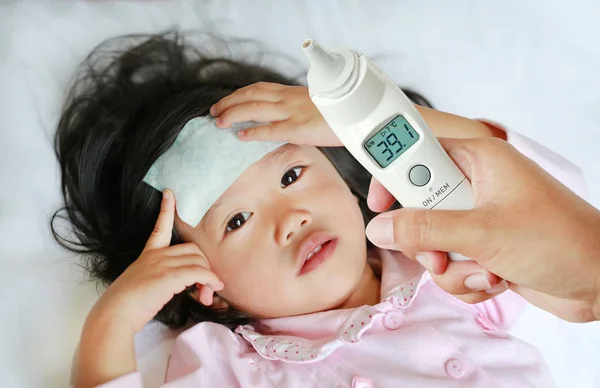 Acercamiento Mano Madre Toma Temperatura Para Hija Con Termómetro Oído —  Fotos de Stock