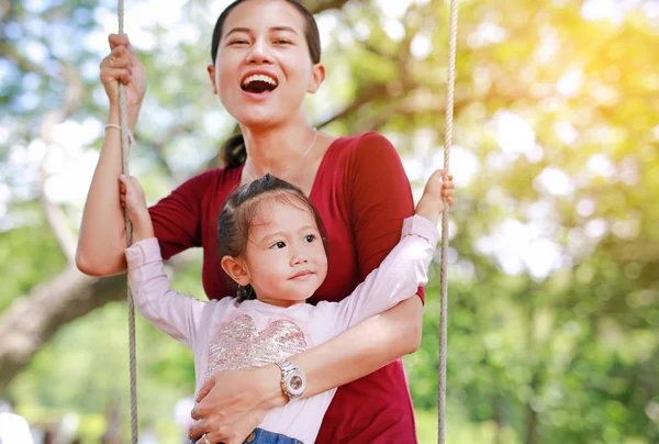 Mutlu Asya Anne Kızı Güneş Işınları Ile Bahçede Sallanan Yalan — Stok fotoğraf