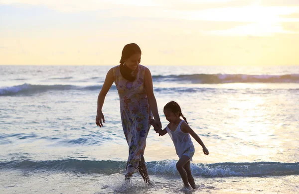 Σιλουέτα Μητέρα Και Κόρη Τρέξιμο Στην Παραλία Στο Ηλιοβασίλεμα — Φωτογραφία Αρχείου