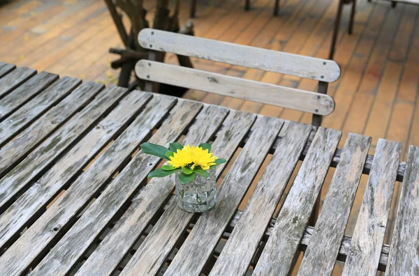 Table Chaise Bois Style Vintage Dans Jardin Avec Verre Décoration — Photo